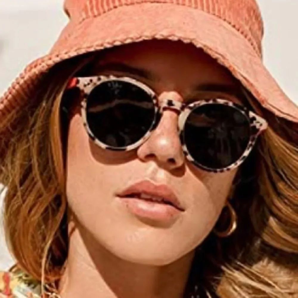 Round Retro Sunglasses - Picture 4 of 4